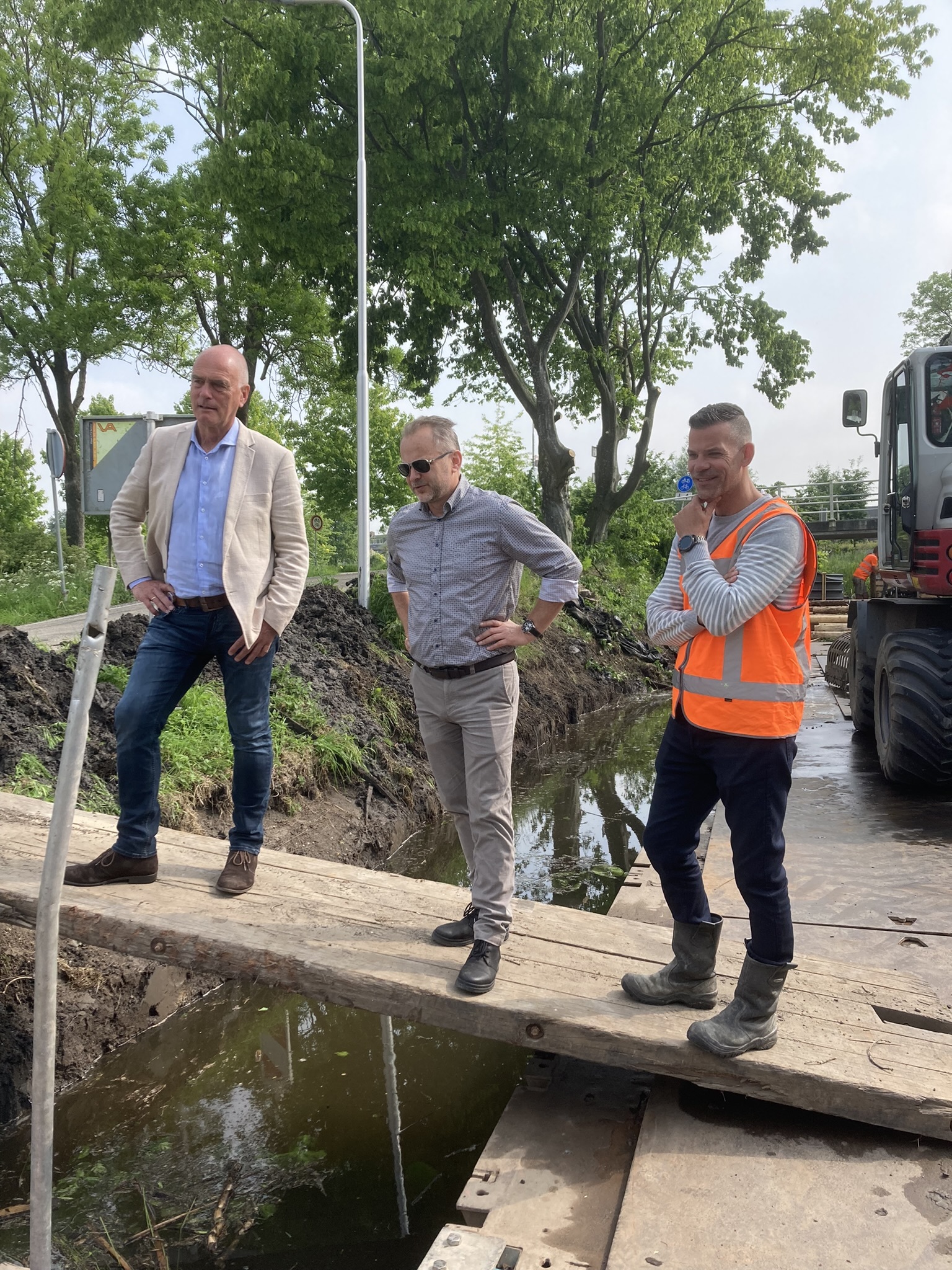 Wethouder Van Dalen bij werkzaamheden Haardijk