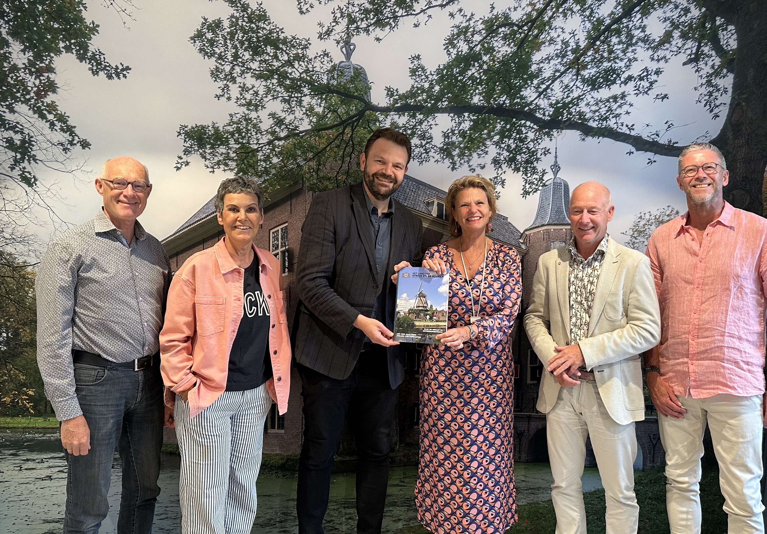 Overhandiging eerste toeristiche magazine