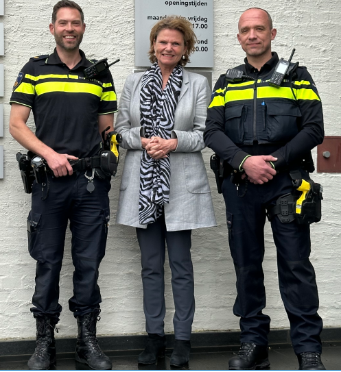 foto burgemeester en wijkagenten voor stadhuis