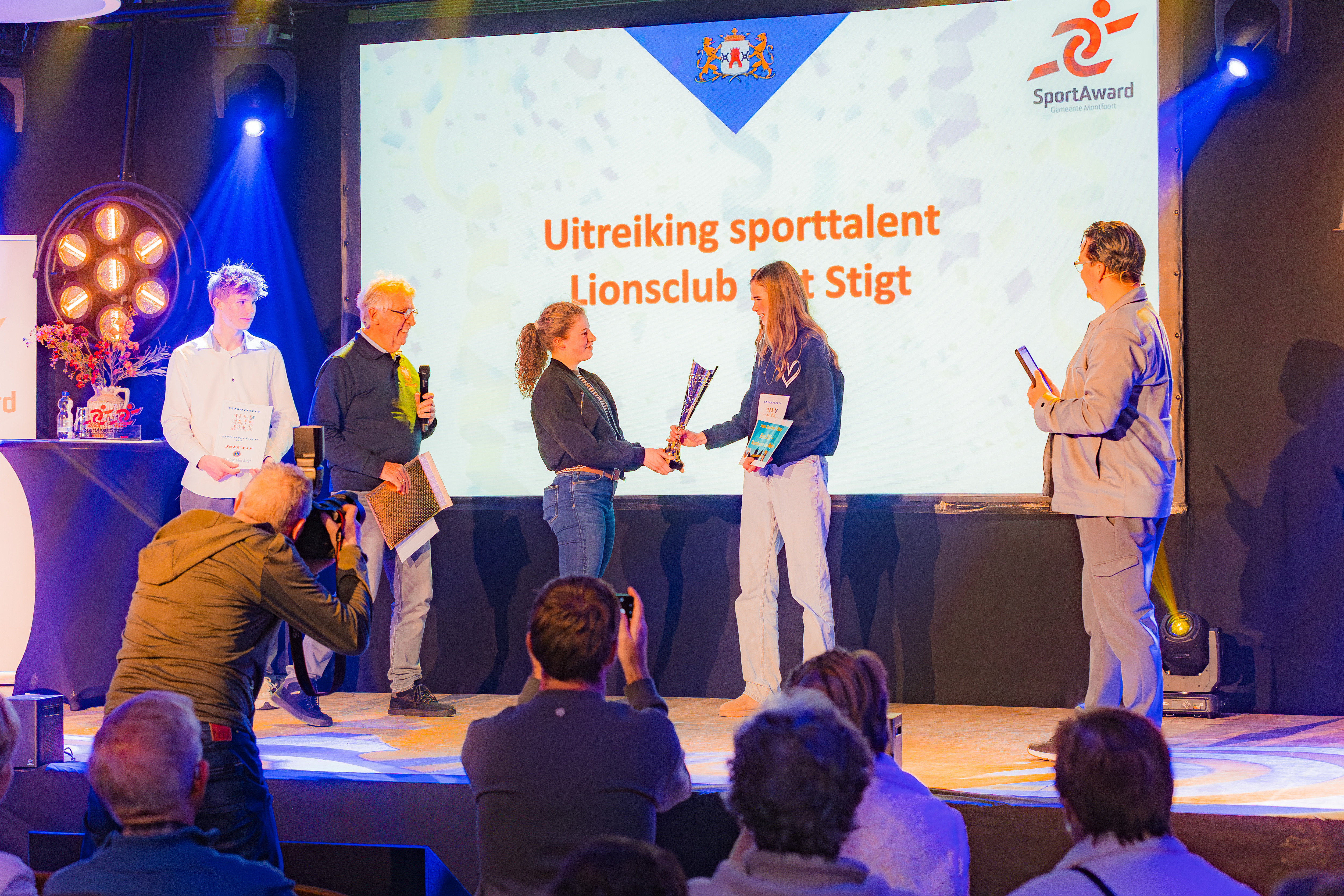 Bekeroverdracht Lionsclub Daphne en Rosalie