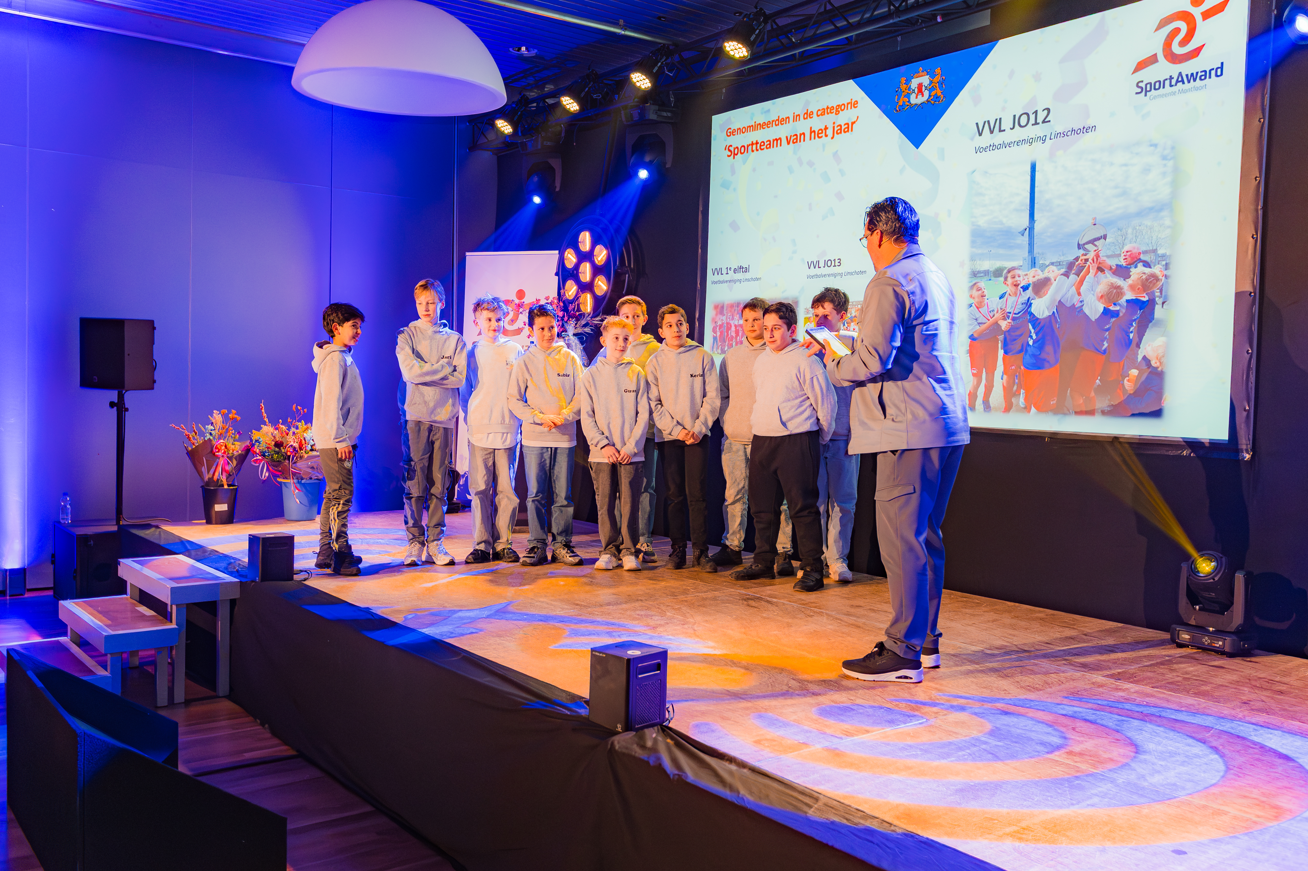 Robin op podium met voetbalteam