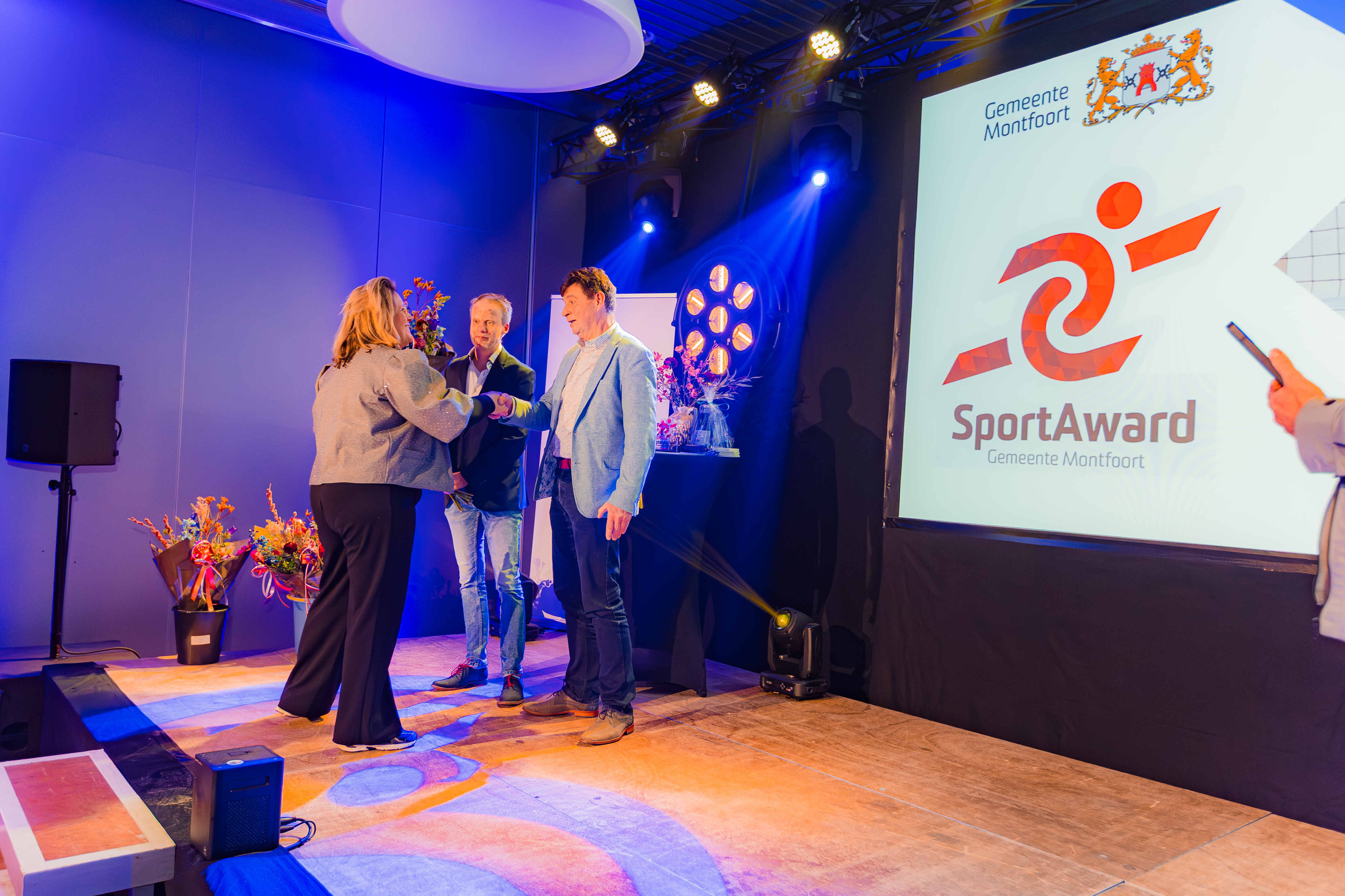 Bloemen overhandiging aan jury Karin